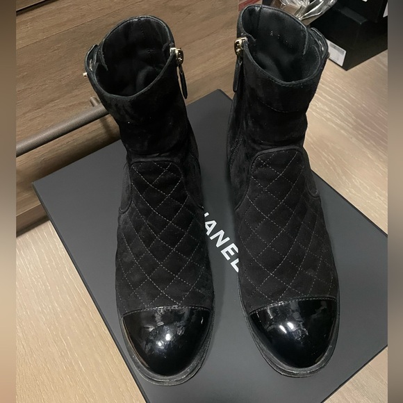 CHANEL 20K Suede Cap Toe Quilted CC Turnlock Flat Ankle Booties Boots Size 40 - Picture 3 of 8